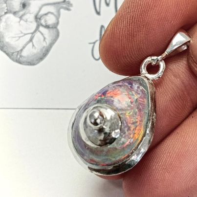 Colgante Gota Teta Iridiscente (110e + IVA)