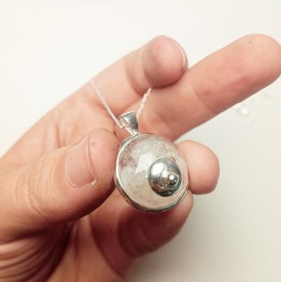 Colgante Teta Transparente (100e + IVA)