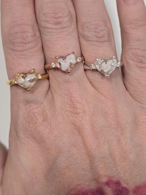 Anillo Solitario Corazón con brillantitos