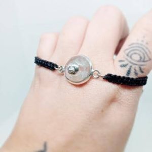Pulsera con correa de macramé