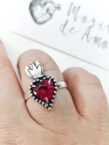 Anillo sagrado corazón con granate de Morir de amor
