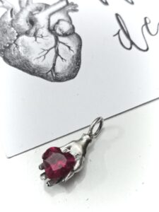 Colgante Mano concon granate talla corazón de Morir de Amor