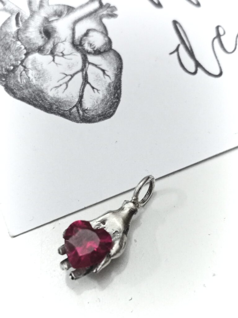 Colgante Mano concon granate talla corazón de Morir de Amor