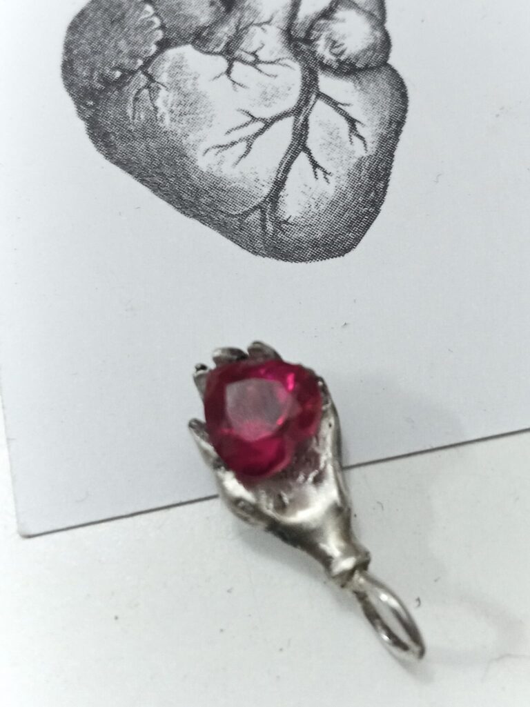 Colgante Mano concon granate talla corazón de Morir de Amor