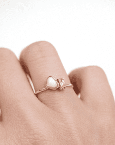 Anillo con diente de leche preservado