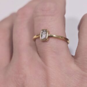 Anillo solitario geométrico de leche materna con piedra rectangular, joya artesanal personalizada hecha a mano.