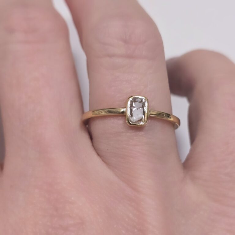 Anillo solitario geométrico de leche materna con piedra rectangular, joya artesanal personalizada hecha a mano.